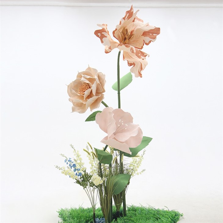 Milžiniškas putplasčio popieriaus gėlių derinys