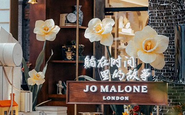 Milžiniškos stovinčios popierinės gėlės Jo Malone parduotuvėse